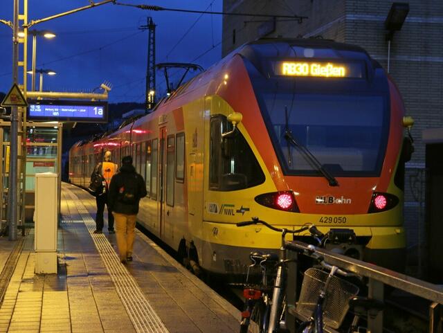 Der fünfteilige Triebwagen am Zielort Marburg (22.02.2016).
