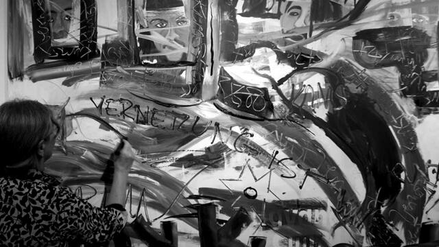 Renate Golde aktiv bei der Gestaltung "Collaborativ-Painting" während der Ausstellung "KUNSTVERNETZT" 2016 in Nordstemmen