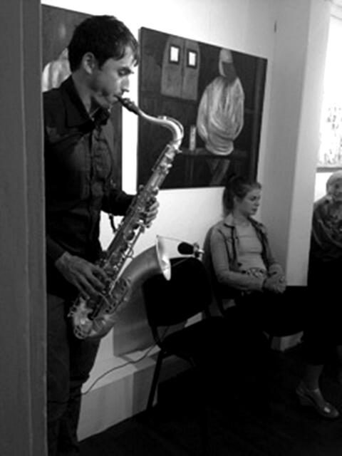 Christopher Spintge am Saxophon - Impressionen der Ausstellung "KUNSTVERNETZT" 2016 in Nordstemmen