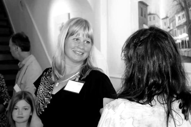 Judith Riemer im Gespräch mit Cornelia Brand Sarstedt - Impressionen der Ausstellung "KUNSTVERNETZT" 2016 in Nordstemmen