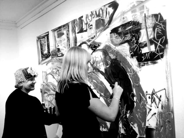 Marianna Buchwald und Judith Riemer aktiv beim malen in der Ausstellung - Impressionen der Ausstellung "KUNSTVERNETZT" 2016 im Kunsthaus Nordstemmen | Foto: Lars Schumacher