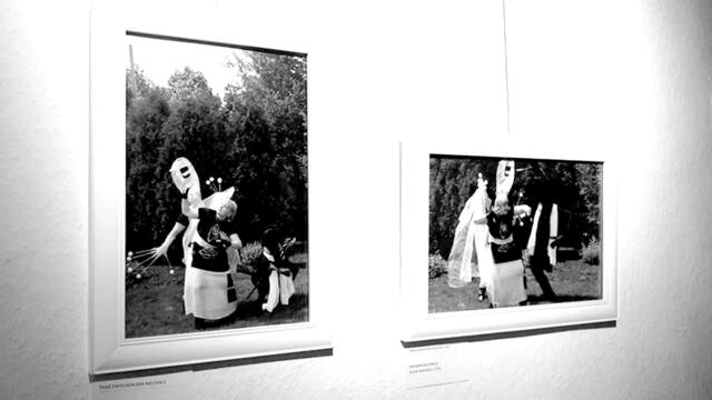 Fotografien einer Performance von Marianna Buchwald - Impressionen der Ausstellung "KUNSTVERNETZT" 2016 in Nordstemmen