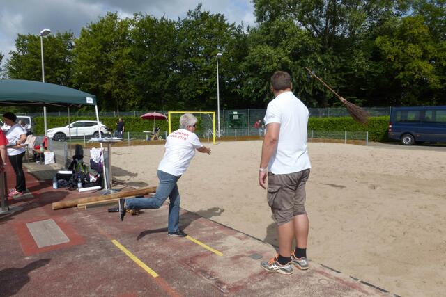 Gespannter Blick, wo landet der Besen.