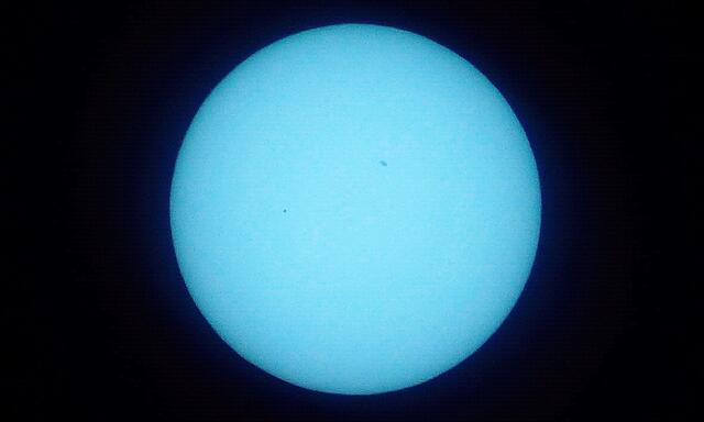9. Mai 2016. Wesentlich häufiger kommt ein Merkustransit vor. Leicht links der Sonnenmitte ist der sonnennächste Planet als kleiner, schwacher Fleck erkennbar. Etwas rechts oben davon ein Sonnenfleck. Anhand solcher Planetentransite können durch Lichtreduzierung eines Sterns Planeten indirekt nachgewiesen werden.