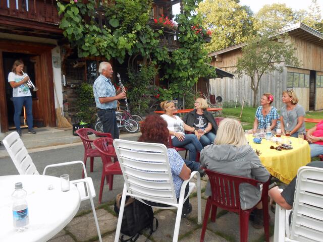 Ruth und Sepp Oberhofer, zeigen den Lohnder Damen ihr musikalisches Können