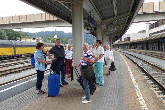 Wo bleibt der Zug? Warten auf dem Bahnhof Kufstein