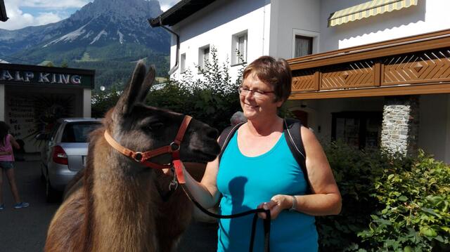 Warten auf den Beginn des Lama Trekkings, vor dem Hostel The Alp King