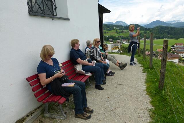 eine kurze Rast an der wunderschönen Kapelle, Ellmau, mit Blick auf das Dorf