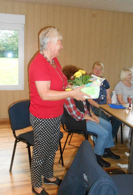 Annemarie, bekommt von ihren Reisegenossinnen ein kleines Präsent, für die wunderschönen Tage und die tolle Organisation überreicht.