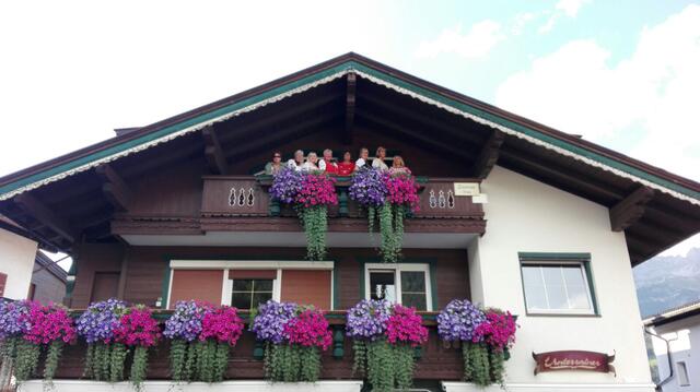 Hostel The ALP King - gleich geht es los zum Dorffest. Schick im Dirndel