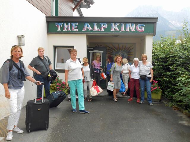 Abschied nehmen vom Hostel Alp King. Der Himmel macht es uns leicht, denn er weint, weil wir abreisen.