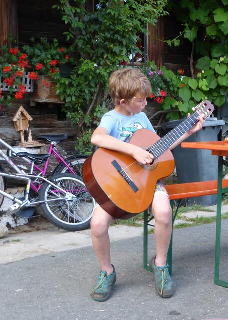 Josef, spielt uns ein Stück auf seiner Gitarre vor