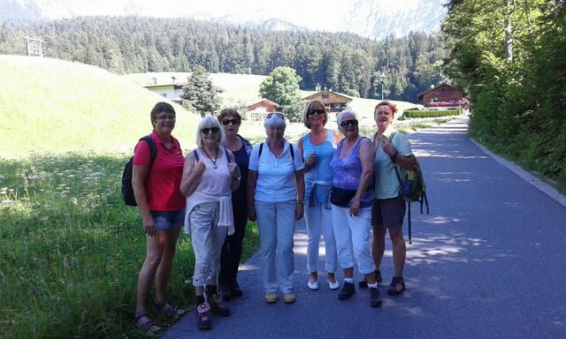 Die Wanderinnen auf dem Weg zur Wochenbrunneralm