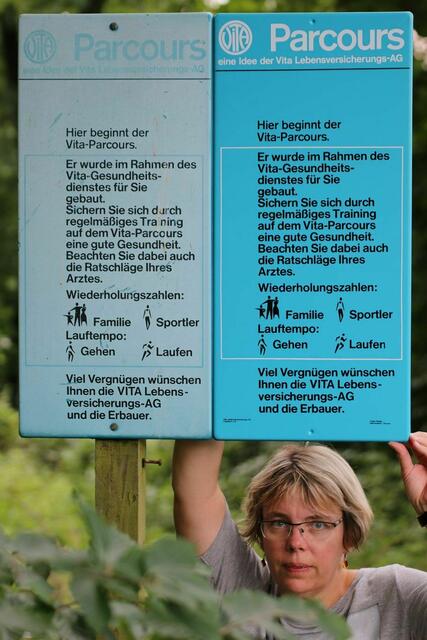 Vergleich des alten Trimmpfad-Schildes mit einem neuwertigen Exemplar