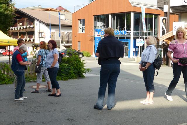 vor dem Hostel ALP King, im Zentrum von Ellmau