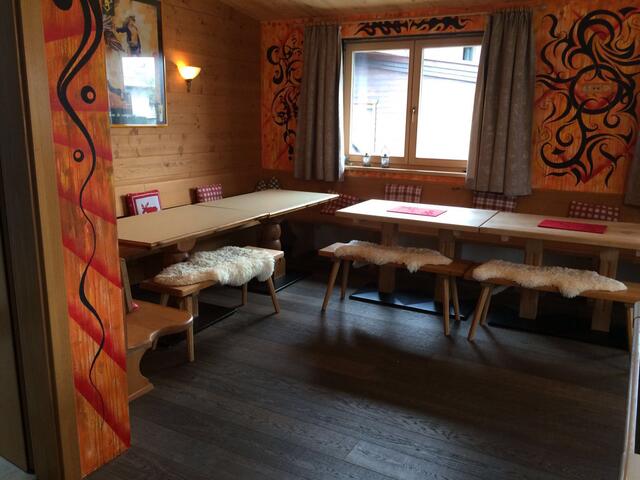 Frühstücks- und Aufenthaltsraum des Hostels The Alp King