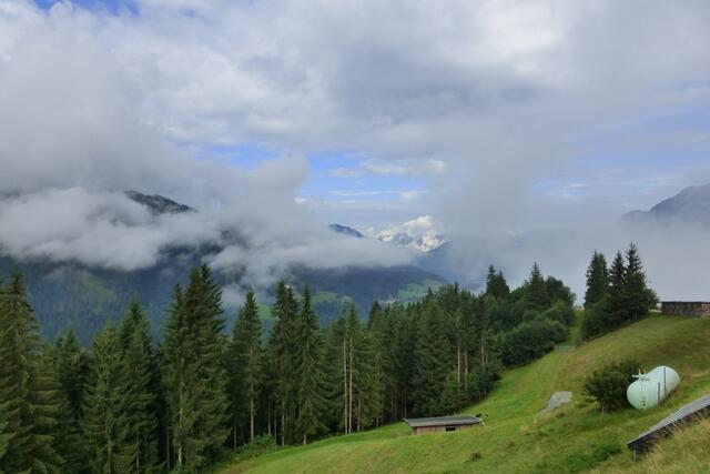 blauer Himmel kommt, hoffentlich können wir zu Fuß ins Dorf laufen