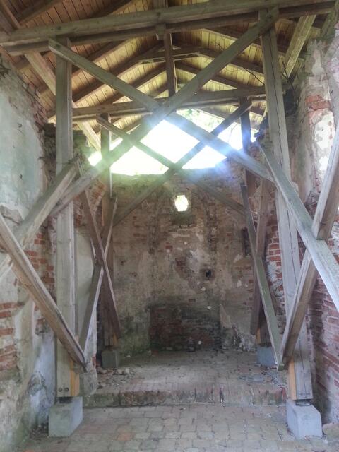 Innenraum der ehemaligen Burgkapelle (2016) mit erneuertem Dachstuhl