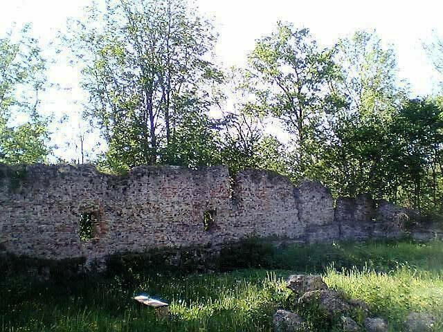 ehem. Aussenmauer des Herrenhauses (Richtung West)