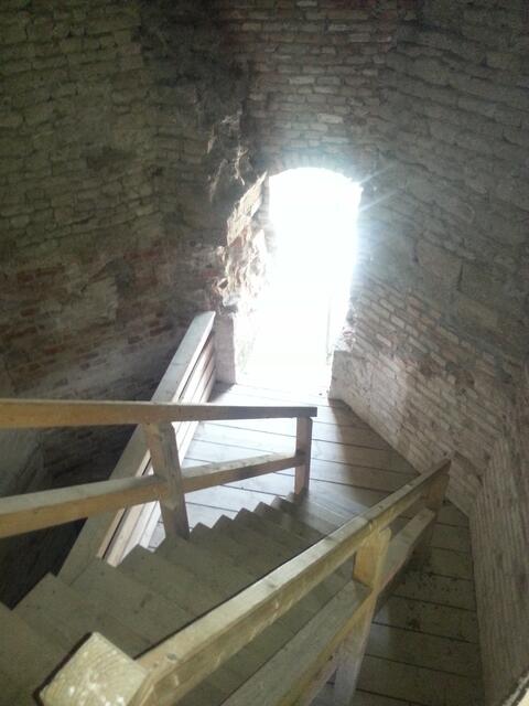 Blick zum Turmeingang