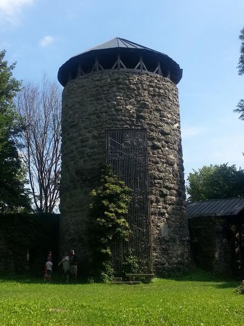 Der rekonstruierte Wehrturm mit Treppenaufgang
