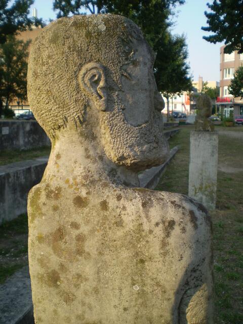 26. August 2016: Blick auf den Kopf einer Steinfigur auf dem Schosterboorn in Bremen-Hastedt
