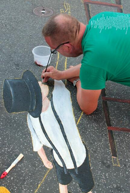 Herr Stefan Pollack bei der Arbeit an seinem 3D-Bild "Abenteuerland".