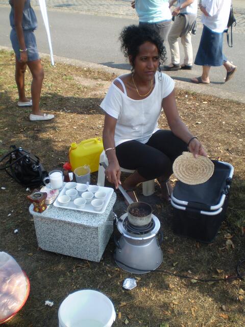Kaffeezeremonie aus Eritrea beim Sommerfest am 27. August 2016 auf dem Schosterboorn in Bremen-Hastedt