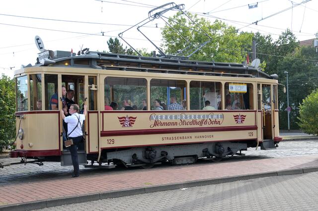 Fretig zur Abfahrt: Ein Straßenbahn-Oldtimer führt zum Messegelände