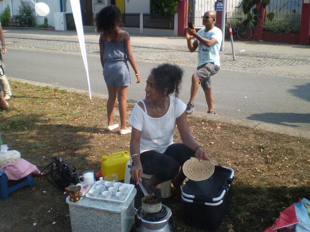 Kaffeezeremonie aus Eritrea beim Sommerfest am 27. August 2016 auf dem Schosterboorn in Bremen-Hastedt