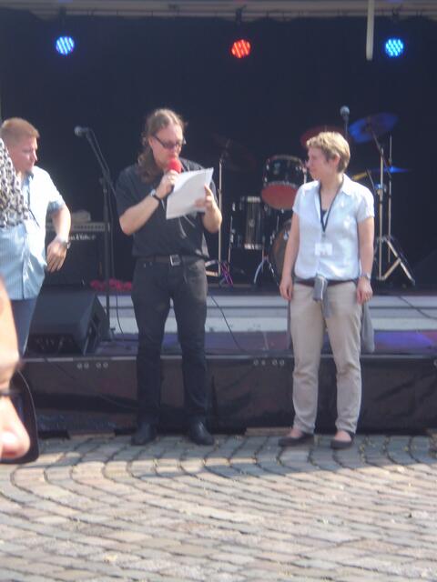 Herr Ortsamtsleiter Jörn Hermening (Mitte) eröffnet das Sommerfest am 27. August 2016 auf dem Schosterboorn in Bremen-Hastedt