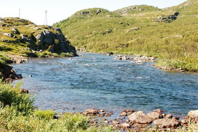 Entlang eines Schmelzwasserflusses laufen wir den nun bekannten Weg zurück zu unserem Ausgangspunkt bei Oevre Eidfjord.