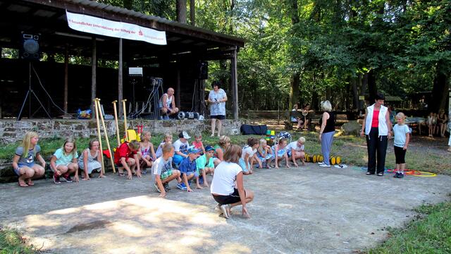 Auftritt der Grundschule mit Gesangs-und Tanzeinlage -  Schmon /  Herzlich Willkommen zum Kinder- und Jugendhilfe e.V. Querfurt im Herrmanseck 2016 !