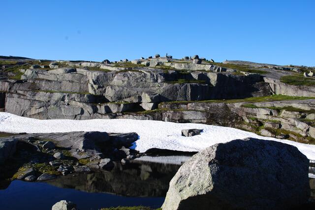 Gelegentlich findet man noch kleine Schneefelder, eine Schneeballschlacht ist also selbst im sommer drin.