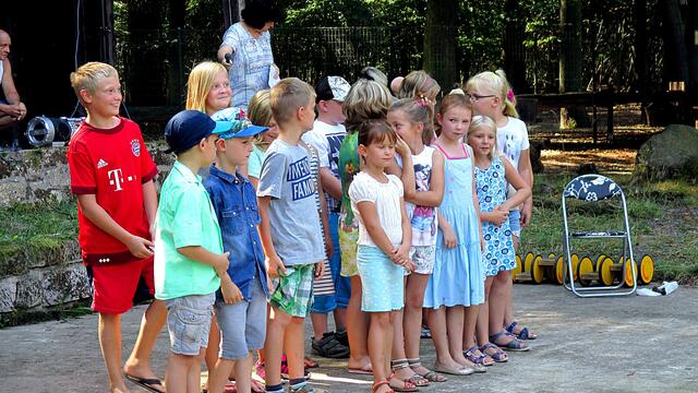 Auftritt der Grundschule mit Gesangs-und Tanzeinlage -  Schmon /  Herzlich Willkommen zum Kinder- und Jugendhilfe e.V. Querfurt im Herrmanseck 2016 !