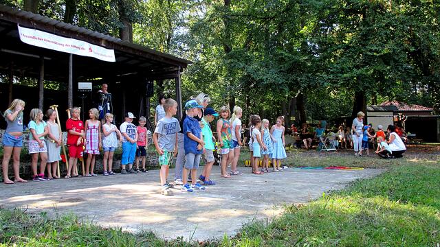 Auftritt der Grundschule mit Gesangs-und Tanzeinlage -  Schmon /  Herzlich Willkommen zum Kinder- und Jugendhilfe e.V. Querfurt im Herrmanseck 2016 !