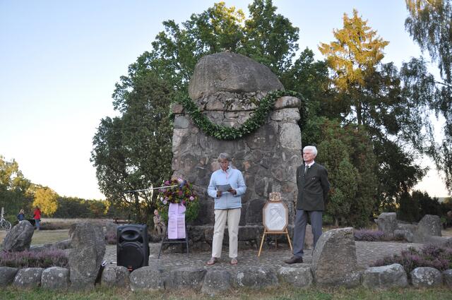 Impressionen: Gedichte und Gesang zum 150. Geburtstag von Hermann Löns am 29. August 2016 - Ilse Bädke trägt das Gedicht "Juni" von Hermann Löns vor.