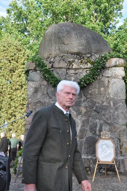 Impressionen: Der Vorsitzende des Hermann-Löns-Freundeskreises Reinhold Hentschel bei der Vorbereitung - Gedichte und Gesang zum 150. Geburtstag von Hermann Löns am 29. August 2016