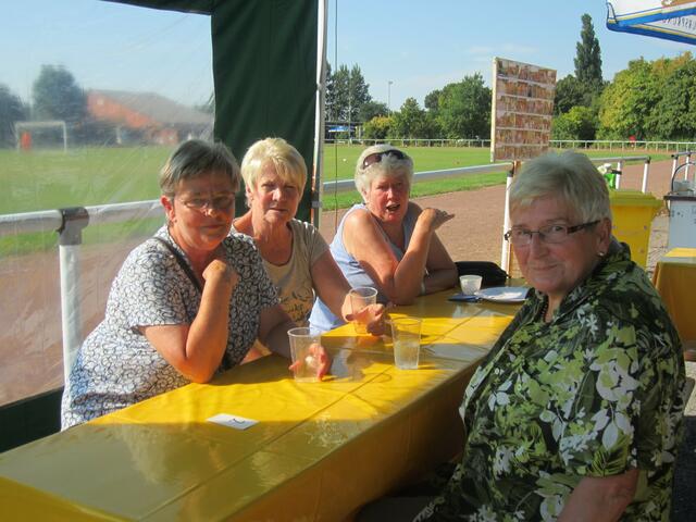 Na ob das Foto gut wird ?  von re. Elfriede, Inge, Gitta und Sylvia