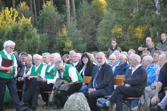 Impressionen: Gedichte und Gesang zum 150. Geburtstag von Hermann Löns am 29. August 2016 - Neben dem Männerchor Müden (links) Susanne Schumacher vom OKOK Team, Landrat Klaus Wiswe umrahmt von vielen Löns-Freunden aus Nah und Fern.