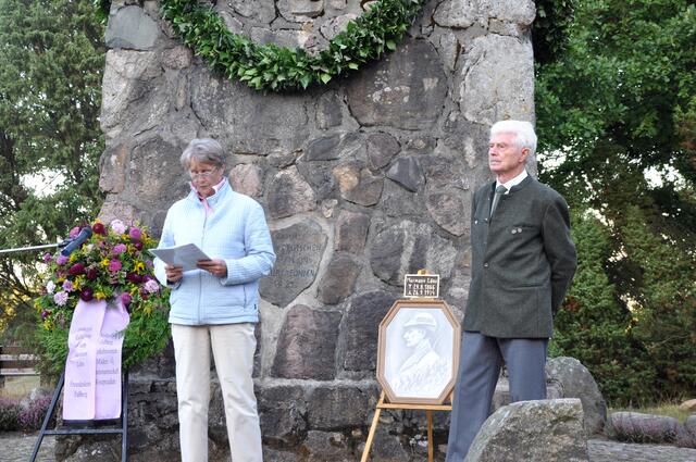 Impressionen: Gedichte und Gesang zum 150. Geburtstag von Hermann Löns am 29. August 2016 - Frau Ilse Bädke und Reinhold Hentschke vor dem Lönsstein