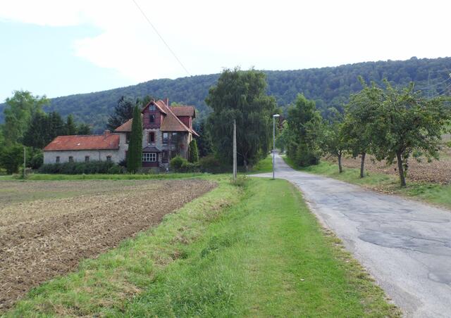 Das ehemalige Wohnhaus des Sägemüllers Hermann Meyer, das später zur Försterei wurde. Noch ein Stück weiter die Straße hinauf...