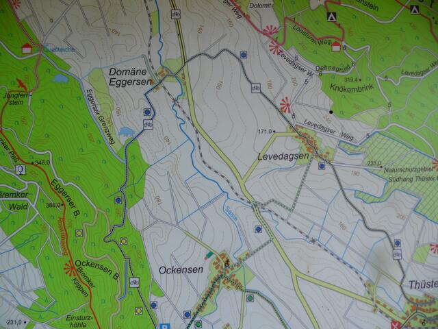 Rechts der Thüster Berg, links der Ith mit Ockensen. Zum Ende der Dorfstraße befindet sich unser Ziel.