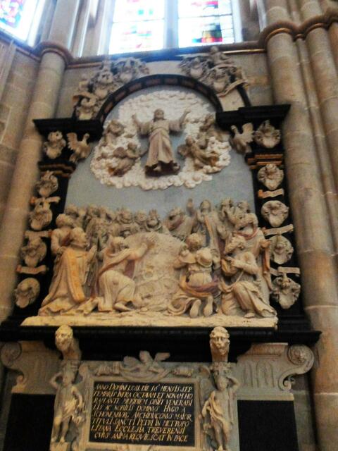 Viele Altäre und Reliefs im Dom.