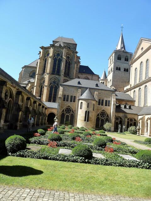 Triers Dom u. Liebfrauenkirche vom Kreuzgang aus gesehen.