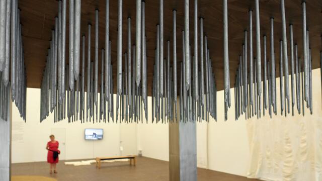 Enttäuschte Hoffnung symbolisiert der Uecker-Nageltisch: Der Raum unter einem Tisch - traditionell ein Schutzraum - wird durch die Nägel in einen Bedrohungsraum verwandelt. Foto: Helmut Kuzina