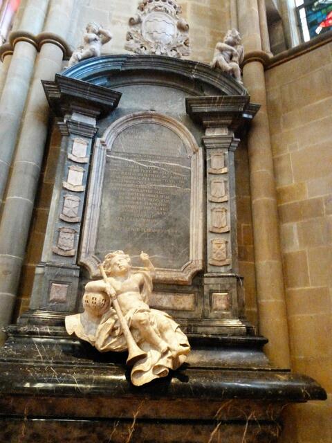 KLeiner Altar,vorher Grabmal.