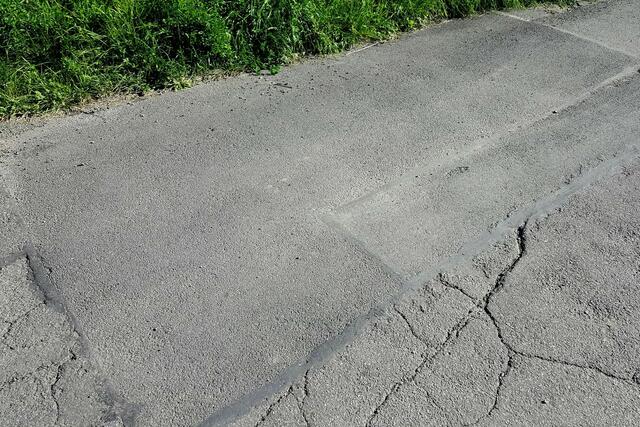 Straßenschäden an der Koldung durch unsachgemäße Arbeiten eines Kommunikationsunternehmens.