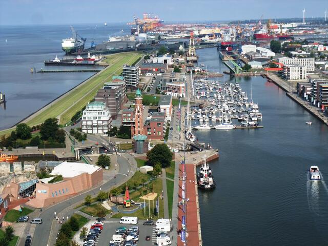 Blick vom Aussichtsplattform SAIL City Hafen und Zoo