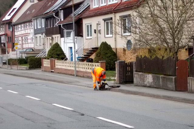 Ohne Sicherheitsvorkehrungen auf einer Bundesstraße reinigt dieser Mitarbeiter, einer von der Stadt Bad Lauterberg beauftragten Privatfirma, per Hand einen Gully in der Oberen Hauptstraße am 6.4.2016.